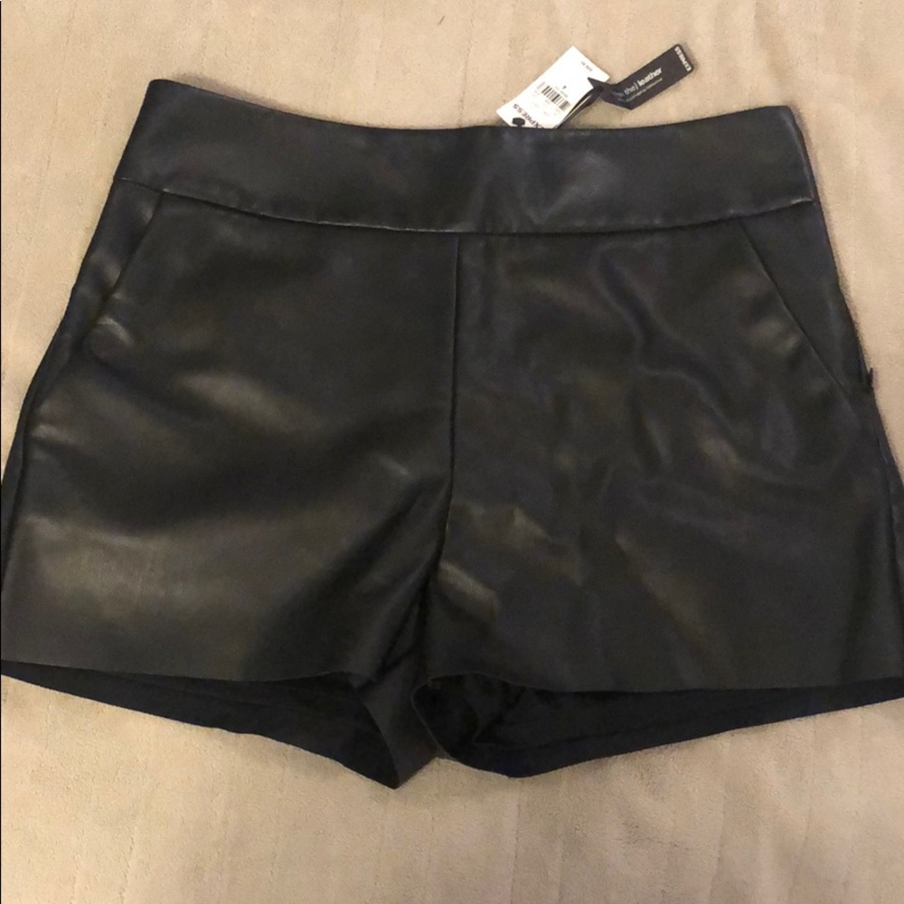 *** BRAND NEW. NEVER WORN. TAGS STILL ATTACHED.